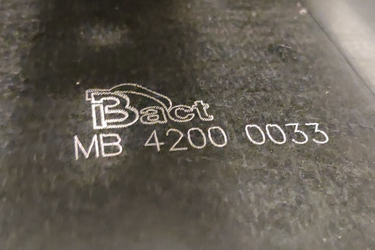 Выгравированная маркировка бактерицидной секции MegaBakt 4200, заводской номер 33