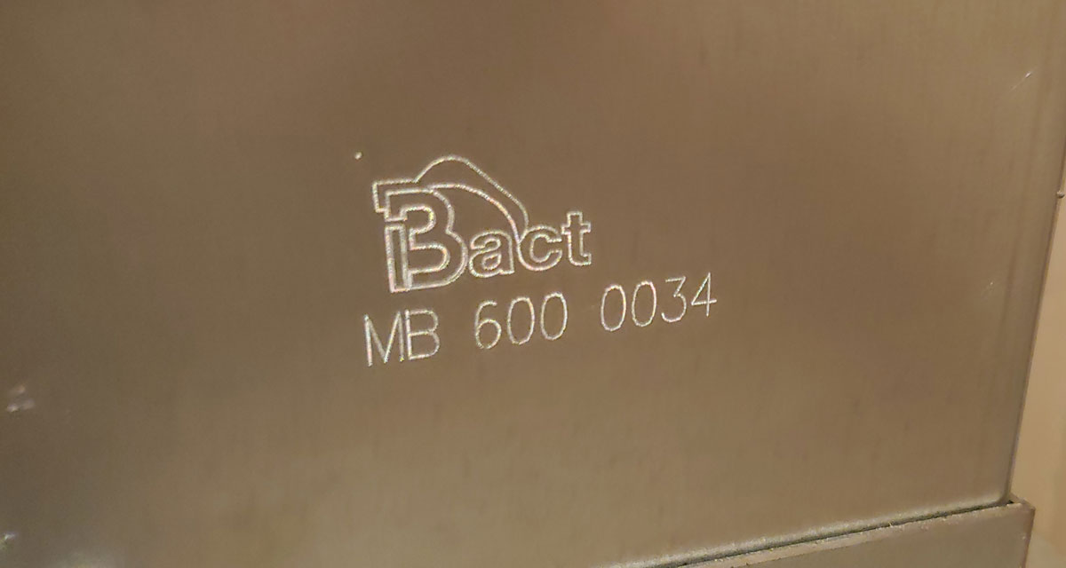 Выгравированная маркировка бактерицидной секции MegaBakt 600, заводской номер 34