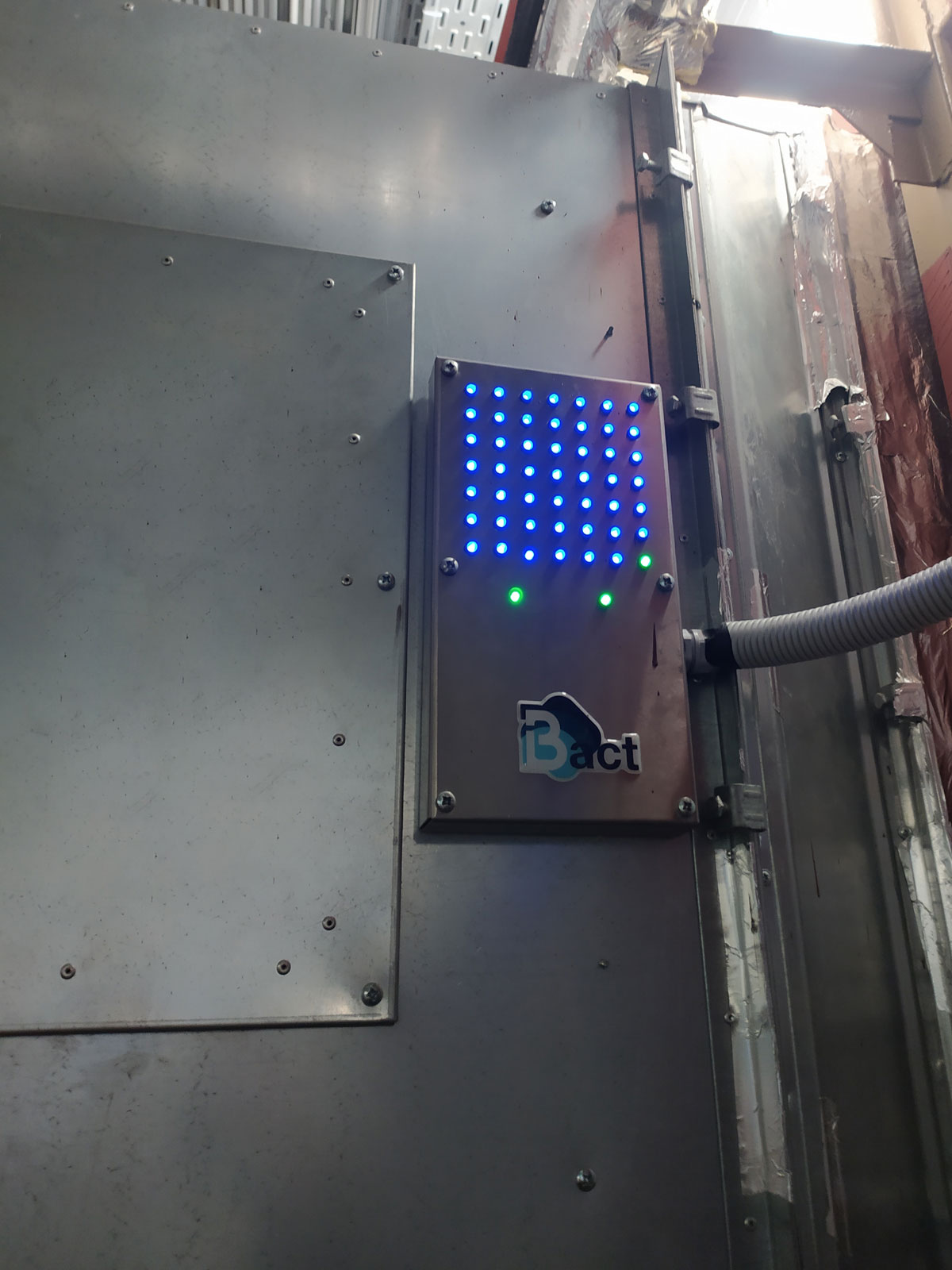 Фото индикации работы бактерицидных ламп на пульте управления бактерицидной секции MegaBakt MB 4800