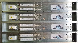 Фото 2-х бактерицидных УФ-панелей Vent Bact VB 300 (каждая УФ-панель включает в себя по две одинаковые части — 4 ЭПРА на наружной стороне корпуса, которые зажигают 8 ламп мощностью 36 Вт каждая)