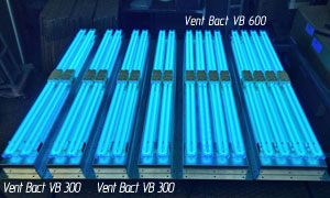 Фото проверки работы УФ-ламп в 2-х бактерицидных панелях Vent Bact VB 300 (слева по две панели 4-мя лампами 36 Вт в каждой) и Vent Bact VB 600 (2 панели с 8-ю лампами 36 Вт в каждой)