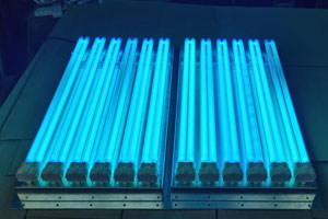 Фото проверки работы 12 УФ-ламп в бактерицидной УФ-панели Vent Bact VB 1200 (состоит из двух одинаковых частей, по 6 УФ-ламп мощностью 95 Вт в каждой)